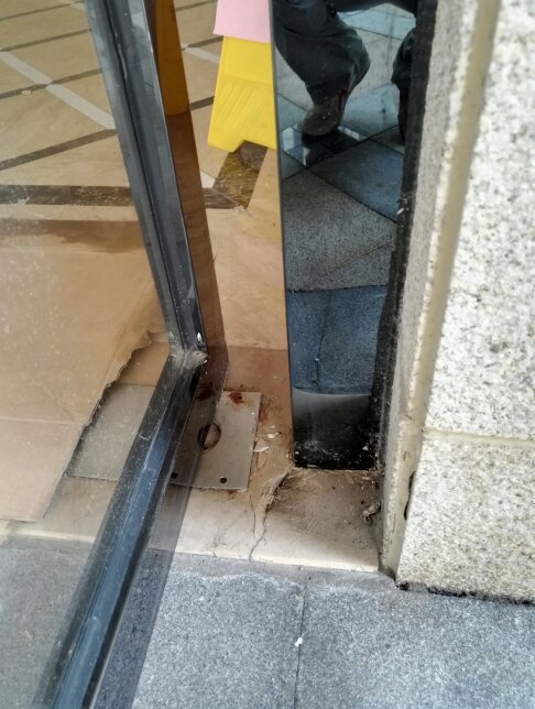 十几年的地砖突然鼓起来有危险吗(十几年的地砖突然鼓起来有危险吗图片)