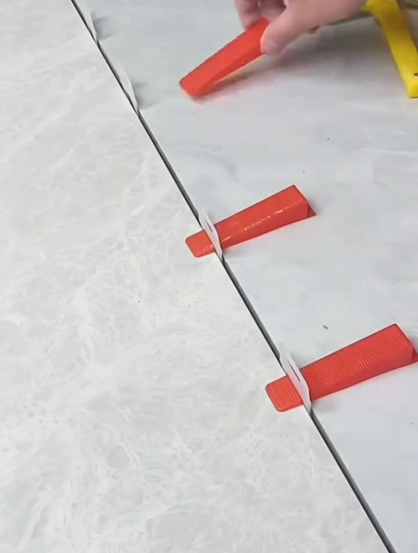 墙砖找平器多久取下来合适呢(墙砖找平器多久取下来合适呢视频)