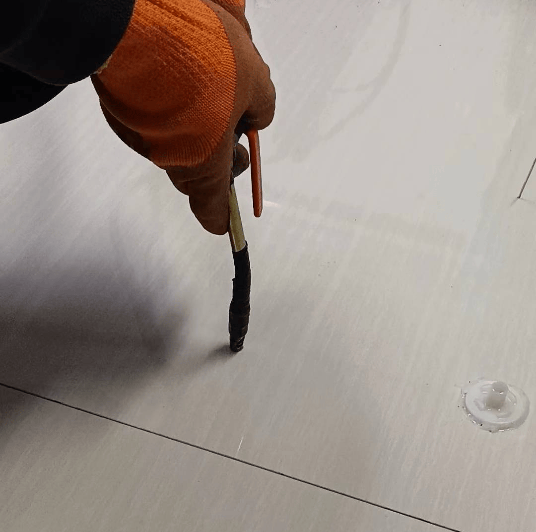 墙砖脱落最简单的修补方法(地板砖松动怎么修复视频教程)